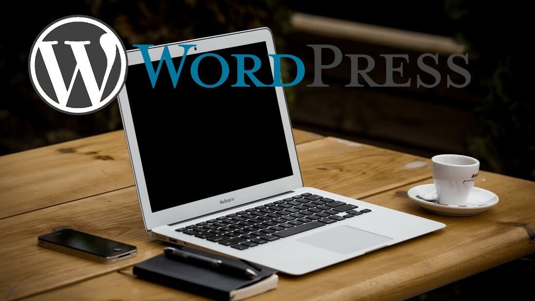 Ein Laptop, eine Kaffeetasse und der Schriftzug "WordPress"