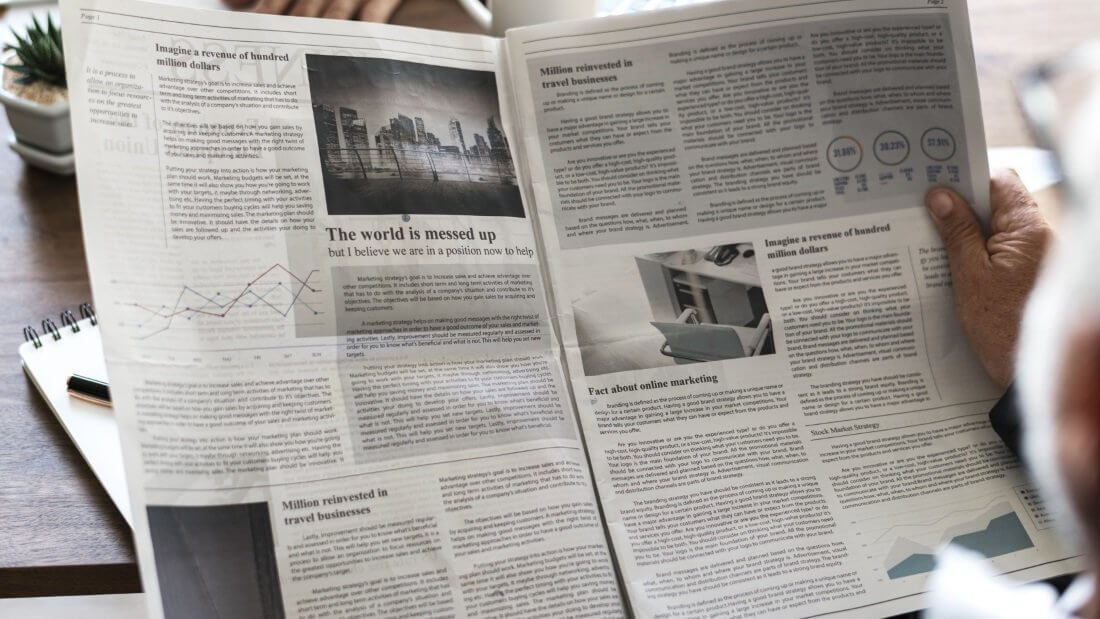 Eine aufgeschlagene Zeitung voller Artikel