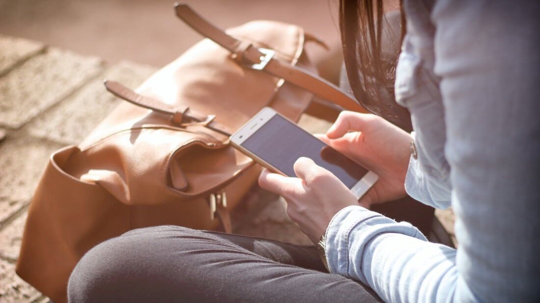 Eine Frau surft mit dem Handy