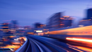 Sub­way tun­nel with Moti­on blur of a city from insi­de, mono­rail in Tokyo